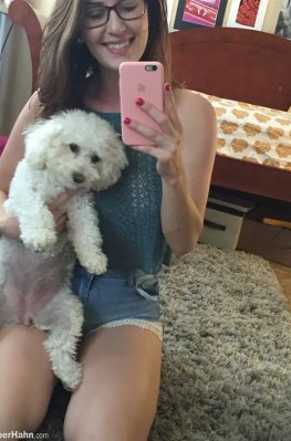 Обнаженное селфи симпатичной соски в очках