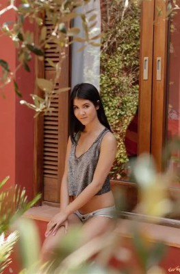 Брюнетка сняла шортики засветив бритую пилотку