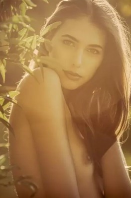 Немного смуглая девушка показывает свое голое тело