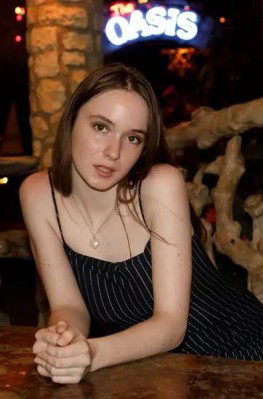 Девушка засветила трусики на прогулке