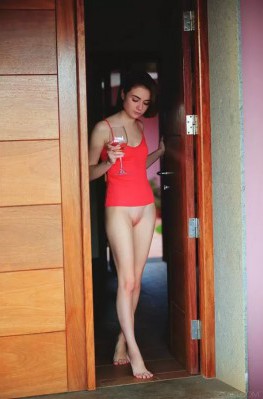 Стройная девица без трусиков играет с самотыком