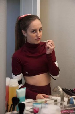 Девушка с радостью сняла трусики в общежитии