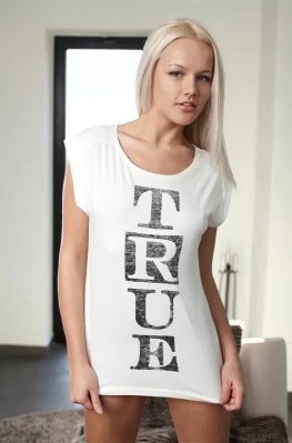 Сладенькая блондинка показала голое тело