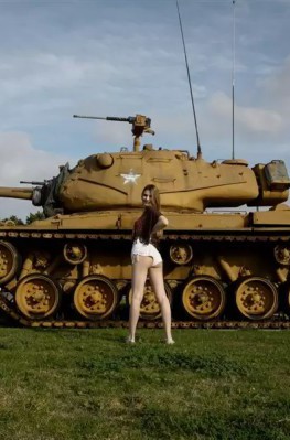 Худенькая девушка в коротких шортах показала грудь