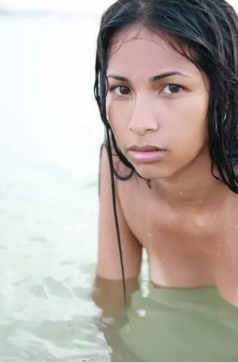 Стройная брюнетка голая отдыхает на пляже