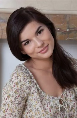 Любвеобильная милашка Jana H нагая у камина