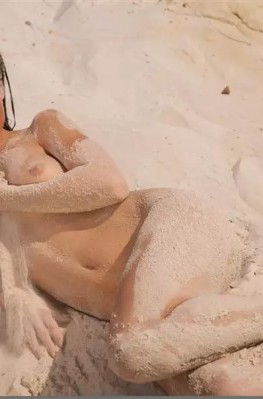 Небольшая грудь заводной милашки