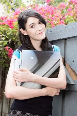 Молодая брюнетка в школьной униформе полностью обнажается до голой пизды