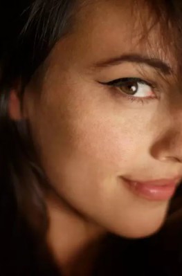 Шатенка с красивой заднице в чулках на кровати