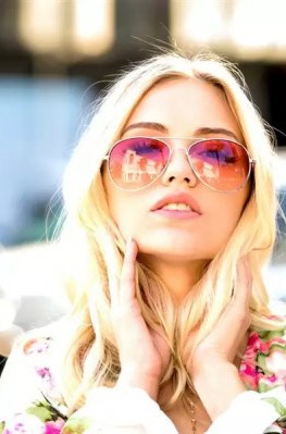 Шлюховатая блонда Alex Grey любит позу всадницы