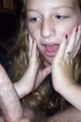 Рыженькая красотка показала впечатляющую письку на белом кресле