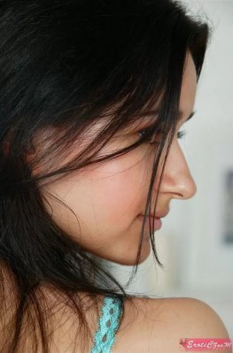 Брюнетка со спортивным животиком сжимает сиськи