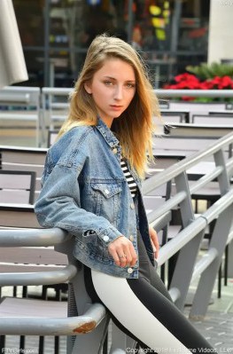 Молодая девушка показала грудь на улице