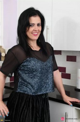 Зрелая пышка в колготах раздевается до трусов на кухне