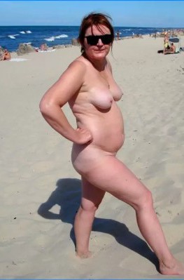 Жена с пышным телом на нудист пляже