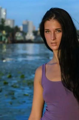 Брюнетка высокого роста позирует голая на природе