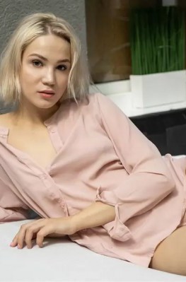 Сексуальная блондинка с красивой попой на кровати