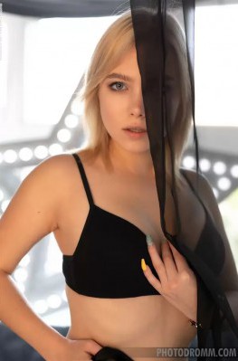 Стройная блондинка в черных чулках