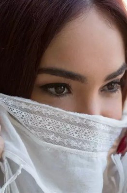 Обаятельная латинка обнажается во дворе