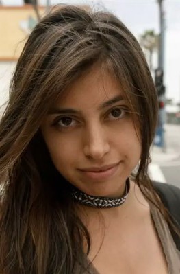 Молодая латинка публично показывает сиськи