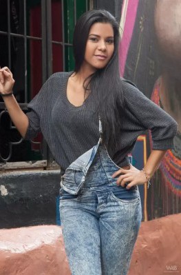 Супер девка красиво раздвигает ноги