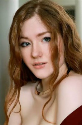 Рыжая милашка ласкает мохнатую киску