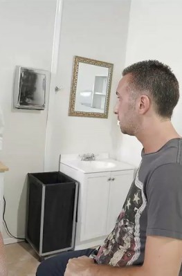 Темпераментная молодая медсестра Alexis Ford с классными сиськами порется в вагину