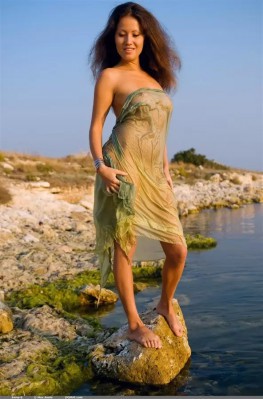 Стройная дамочка делает откровенные снимки