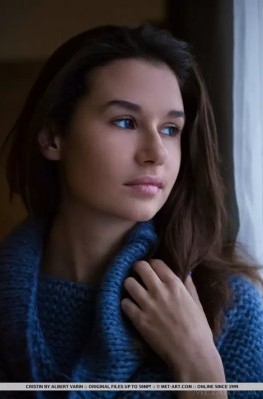 Молоденькая брюнетка показывает дырки на белой простыне