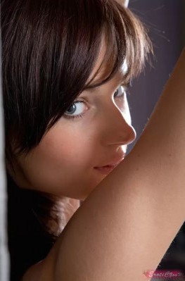 Тощее тело молодой девушки снявшей платье