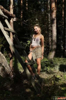 Стройняшка показывает сиськи и письку на сеновале