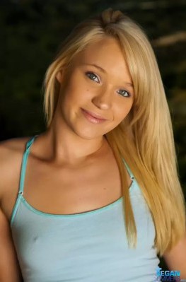 Нежная молоденькая блондинка мастурбирует киску своей любимой секс игрушкой