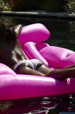 Голенькая негритянка с красивой попой плавает на надувном матрасе