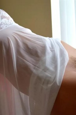 Безумно красивая попа девушки в белом пеньюаре