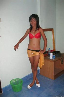 Клиент снимает молодую шлюшку из Таиланда в душе