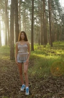 Девица в шортах оголила крупную красивую попу в лесу