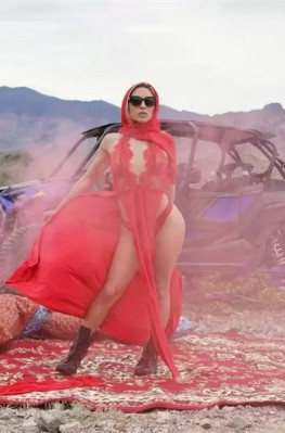 Сексуальная блондинка Abella Danger в черных ботинках