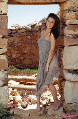 Соло от голой красотки у разрушенного дома