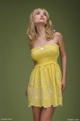 Милая девушка с упругими буферами снимает платье