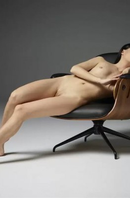 Брюнетка с бритой писькой раздвинула ноги в кресле