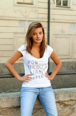 Открытая красивая писька девчонки