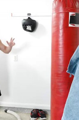 Любительница анального секса получает порцию секса после тренировки