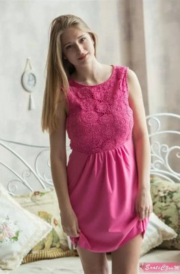 Русая девушка с большими сиськами сняла платье