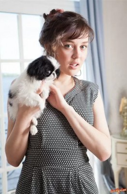 Девица с волосатой писькой раздвигает ноги в чулках