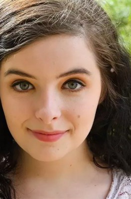 Сняла платье с трусами и достала секс игрушки