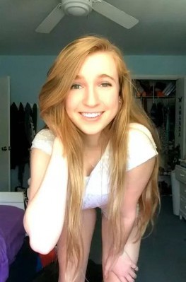 Краля вставила в тугой анус пробочку