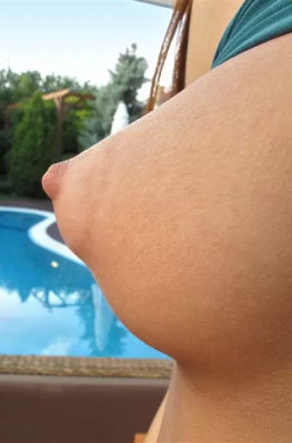 Девушка раздевается и показывает пизду крупным планом