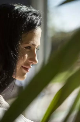 Садится на огромный искусственный член