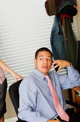 Смазливая секретарша с тугими булками трахается раком hd порно фото