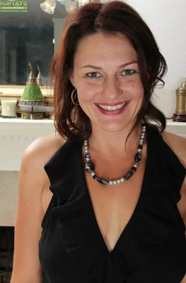 Симпатичная милфа с розовой пиздой и большой грудью